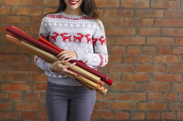 Jonge vrouw met handen close-up kraft pakpapier rolls voor — Stockfoto