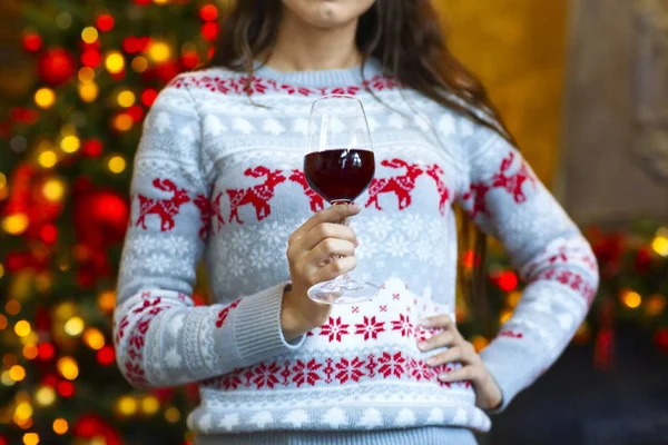 Chica joven cerca del árbol de Navidad con copa de vino —  Fotos de Stock