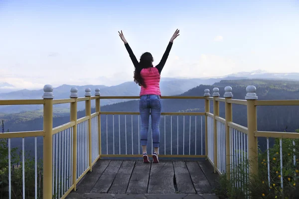 Mujer joven de pie en la plataforma de visualización —  Fotos de Stock