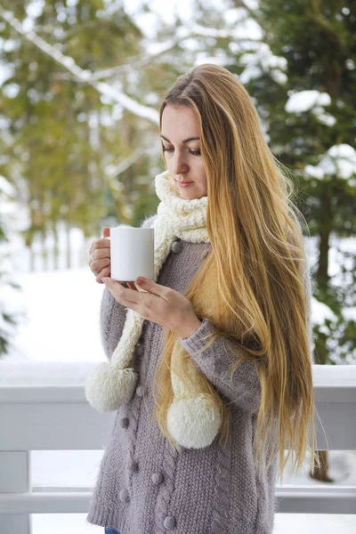 Ung vacker kvinna med blont hår utomhus med kopp — Stockfoto