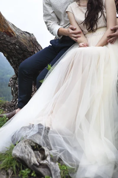 Jovem casal atraente juntos ao ar livre — Fotografia de Stock