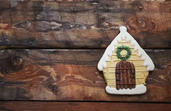 Maison de pain d'épice de Noël sur fond en bois . — Photo