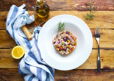 Kürk mantonun altında geleneksel Rus salatası.