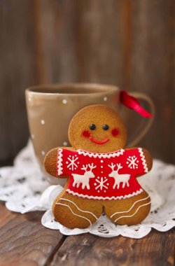 Noel zencefilli kurabiye adam ahşap arka plan üzerinde gülümseyen. 