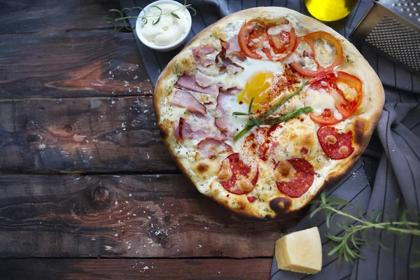 Pizza Carbonara mit Speck, Salami, Parmesan und Huhn — Stockfoto