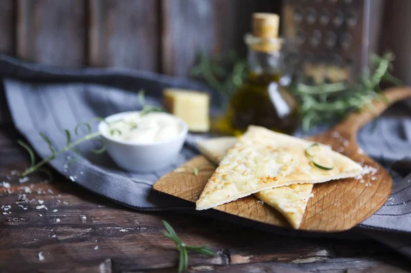 Focaccia con aceite de oliva, queso parmesano, pausa blanca y rosema — Foto de Stock