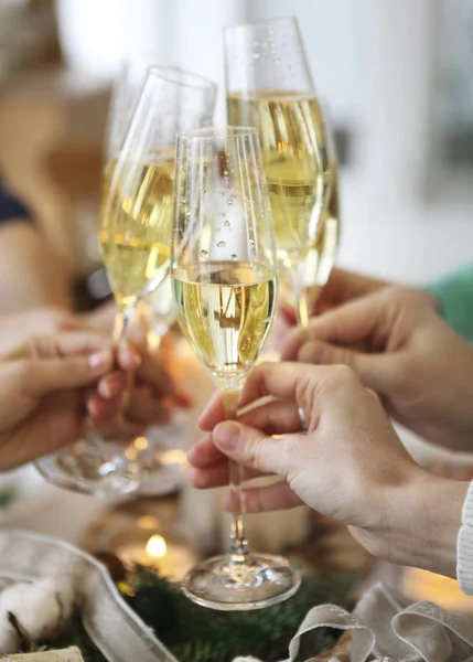 Groep vrienden roosteren met champagne terwijl het hebben van Kerstmis — Stockfoto