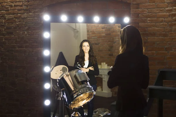 Make-up artist near mirror — Stock Photo, Image