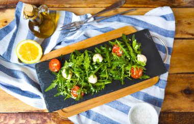 Rucola, beyaz peynir, domates taze bahar salatası