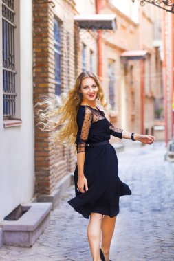 Glamour şehvetli genç şık Bayan şık siyah elbise