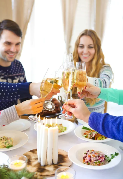 Přátel, přípitky šampaňským při vánoční večeři — Stock fotografie
