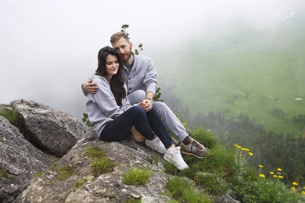 Amante casal ao ar livre — Fotografia de Stock