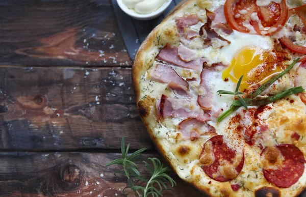 Pizza Carbonara mit Speck, Salami, Parmesan — Stockfoto