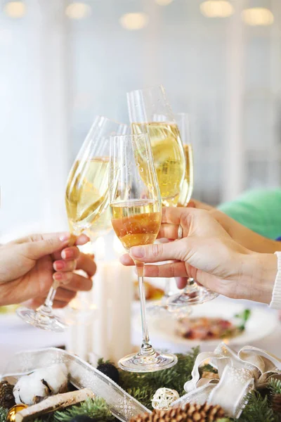 Grupp vänner skåla med champagne samtidigt ha jul — Stockfoto