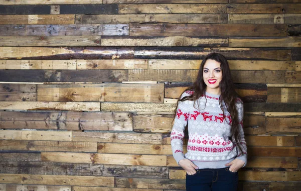 Mulher usando suéter contra fundo da parede — Fotografia de Stock