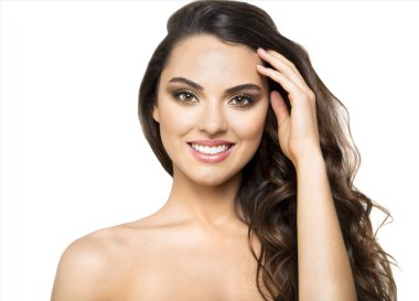 Beyaz arka plan üzerinde gülümseyen güzel esmer