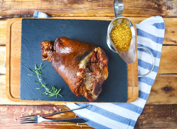 Pierna de cerdo asada (rulka) servida en la mesa de madera — Foto de Stock