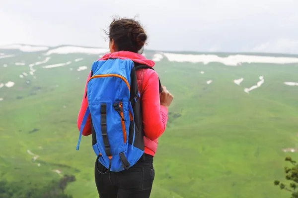 Senderista con mochila relajante en la cima de una montaña y disfrutando v —  Fotos de Stock