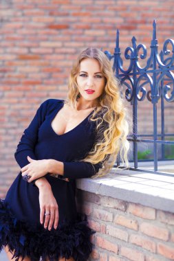 Glamour şehvetli genç şık Bayan trendy siyah drres giyiyor