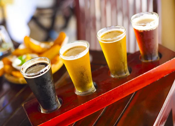 Quattro tipi di birra. Degustazione di birra. Ale, facchino, lager, pilsner — Foto Stock