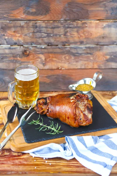 Gebratene Schweinshaxe (Rulka) serviert mit Knoblauchsoße — Stockfoto