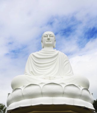 Mavi gökyüzüne karşı Buda heykeli
