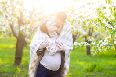 Mutlu hamile iki çiçeği bahçe içinde