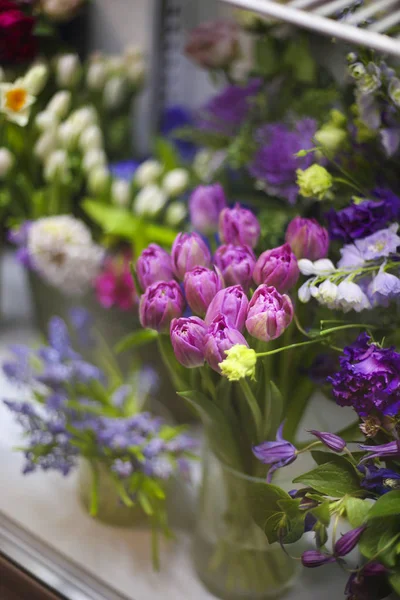 Fleurs de printemps fraîches dans la boutique de fleurs — Photo