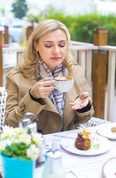 De cerca feliz adulto rubia mujer con taza de café —  Fotos de Stock