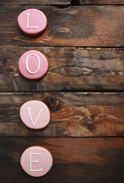 Woord "love" uit gebakken cookies voor de dag van Valentijn — Stockfoto