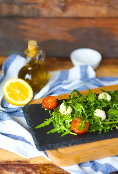 Fresh italian caprese salad with mozzarella and tomatoes on dark — Stock Photo, Image