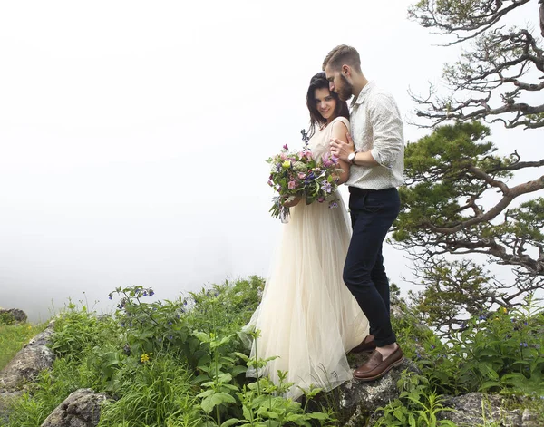 Jovem casal atraente juntos ao ar livre — Fotografia de Stock