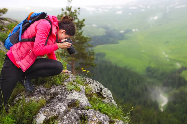 Žena s kamerou, takže foto na vrchol hory — Stock fotografie