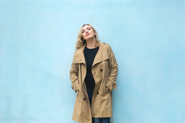 Mujeres de mediana edad cerca de la pared azul. Concepto de felicidad . —  Fotos de Stock