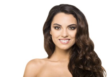 Beyaz arka planda güzel bir esmerin portresi