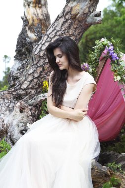 bir ormandaki açık havada güzel gelin.