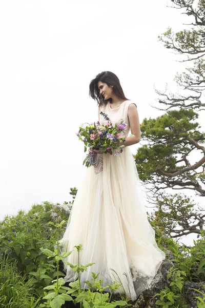 Kint az erdő gyönyörű menyasszony. — Stock Fotó