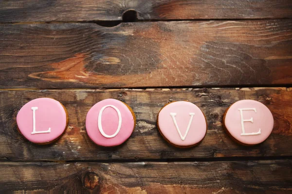 Slovo "láska" z pečené cookies pro den svatého Valentýna — Stock fotografie