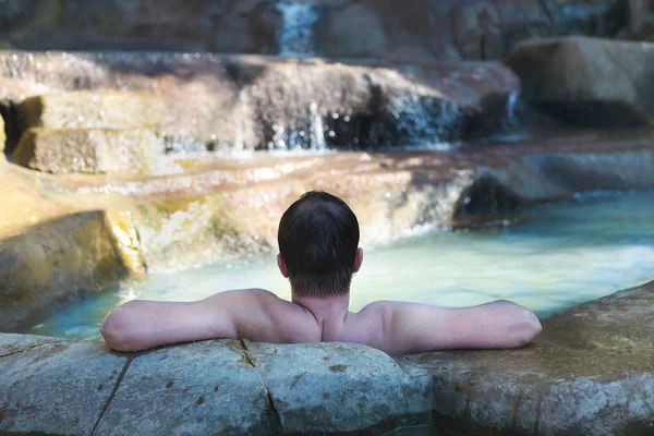 Män avkopplande i poolen på termal resort — Stockfoto