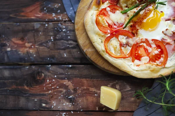 Margarita-Pizza mit Basilikumblättern und Ei auf Holztisch, Platte — Stockfoto