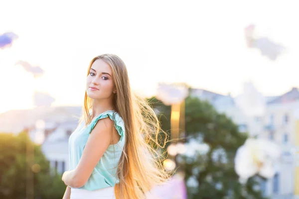 All'aperto ritratto di bella giovane donna bionda — Foto Stock