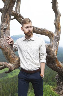 Hipster damat dağın zirvesinde