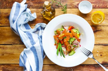 ahşap masa üzerinde sebze salatası