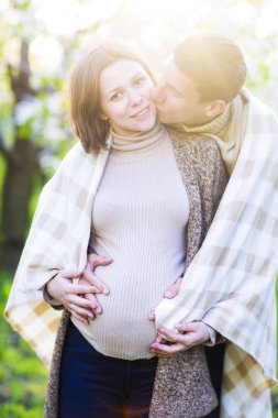 Mutlu hamile iki çiçeği bahçe içinde