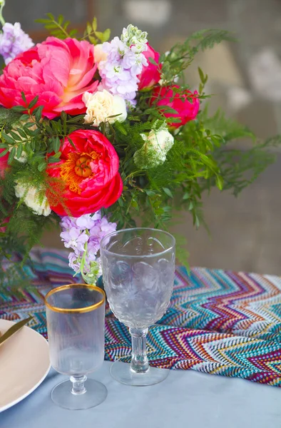 De instelling van de tabel in vintage stijl is versierd met bloemen — Stockfoto