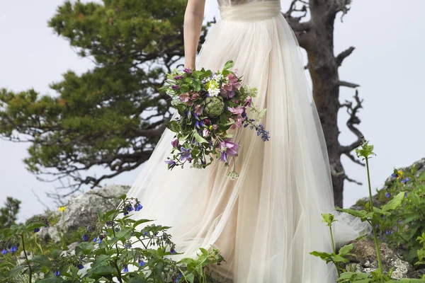Indah pengantin luar ruangan di hutan . — Stok Foto