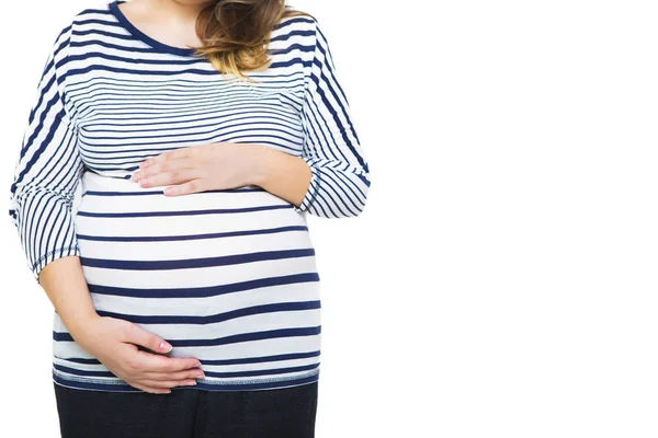 Gelukkig jonge zwangere vrouw in blauwe en witte kleren in mariene s — Stockfoto