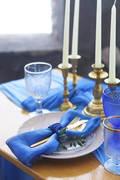 Cenário de mesa em estilo vintage é decorado com velas — Fotografia de Stock