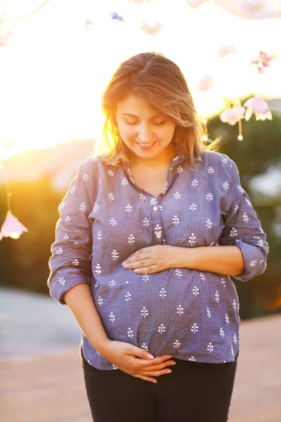 Pregnant woman against backdrop of city — Stock Photo, Image