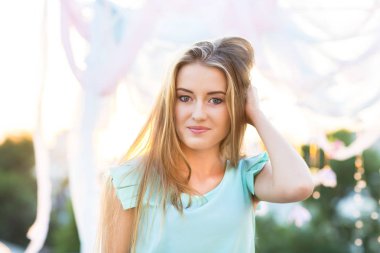 Açık havada güzel genç sarışın bir kadın portresi